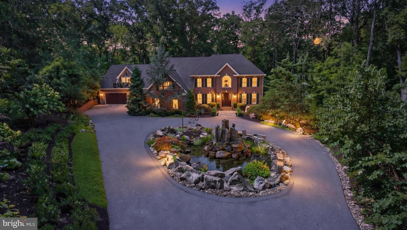 Art-inspired water feature & circular drive