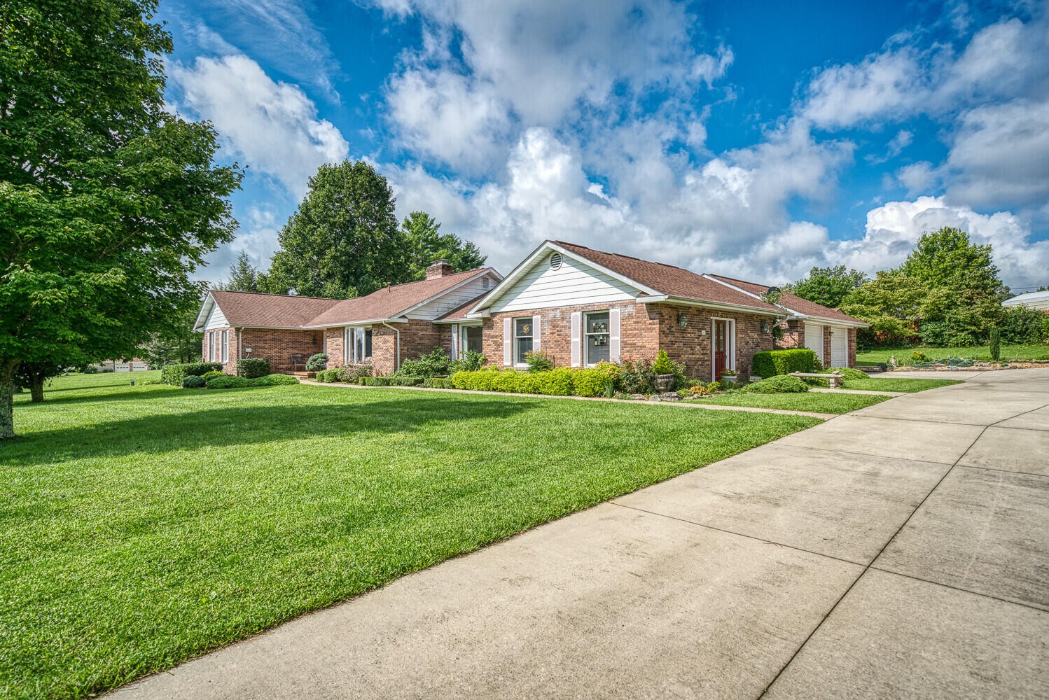 341 Roma Drive Crossville, TN 38555 - Photo 4 of 33 a front view of house with yard and green space