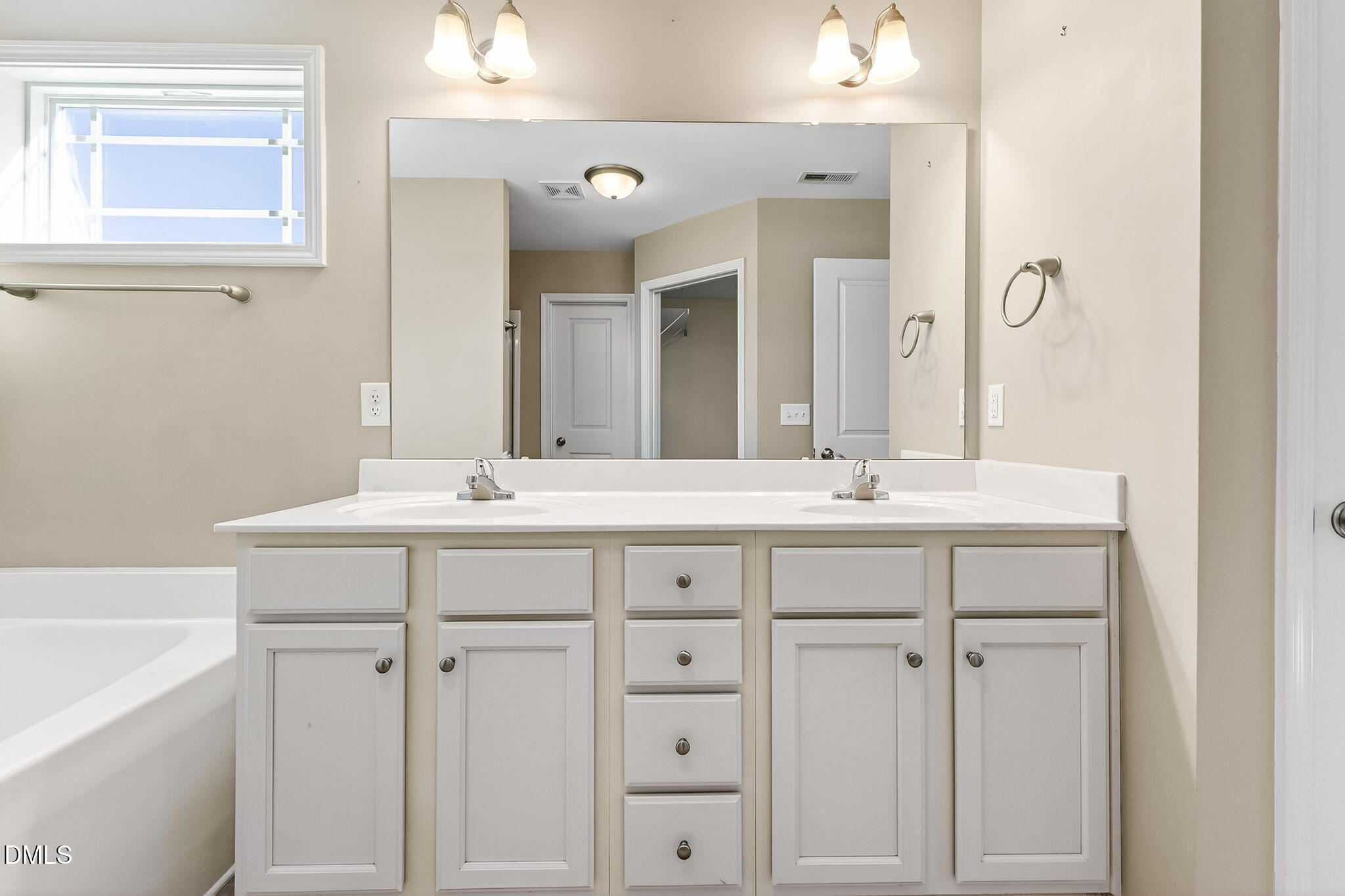 235 Highcroft Circle Benson, NC 27504 - Photo 9 of 19 31-web-or-mls-DSC07669