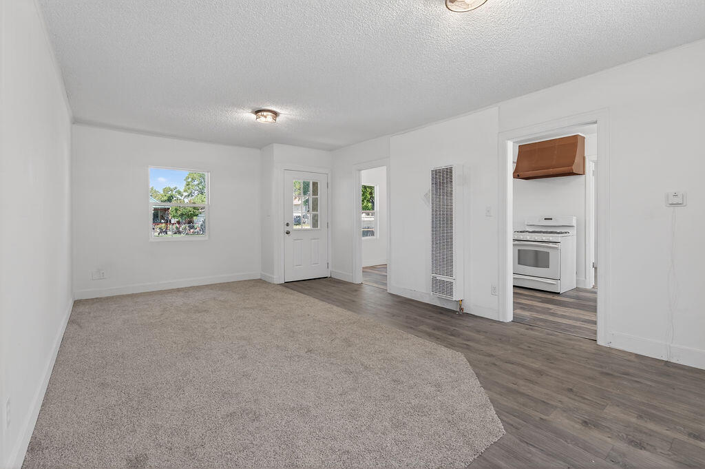 1330 4th Street Red Bluff, CA 96080 - Photo 5 of 19 Living Room