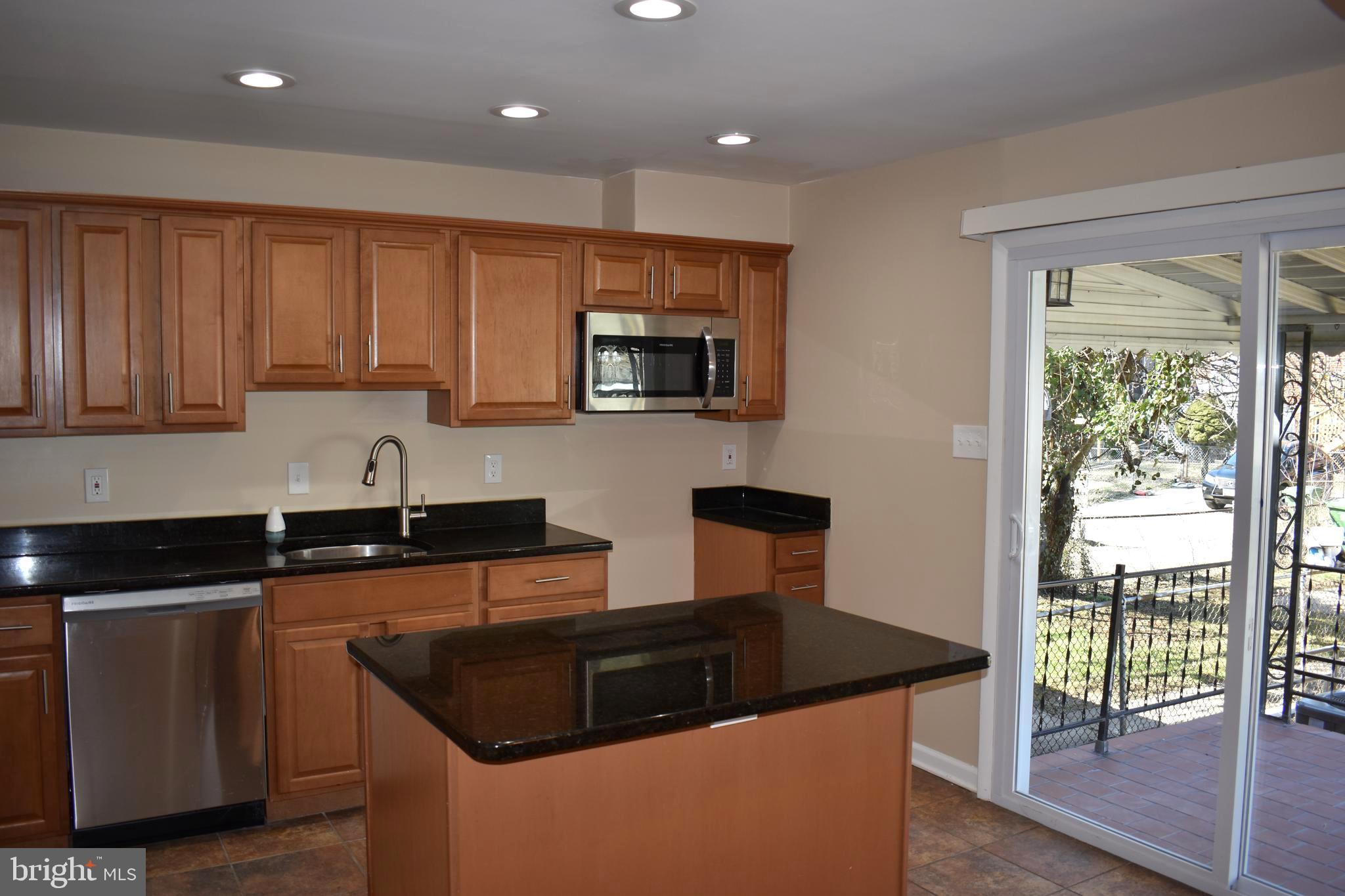 622 Markham Road Baltimore, MD 21229 - Photo 2 of 34 Bright Open Kitchen