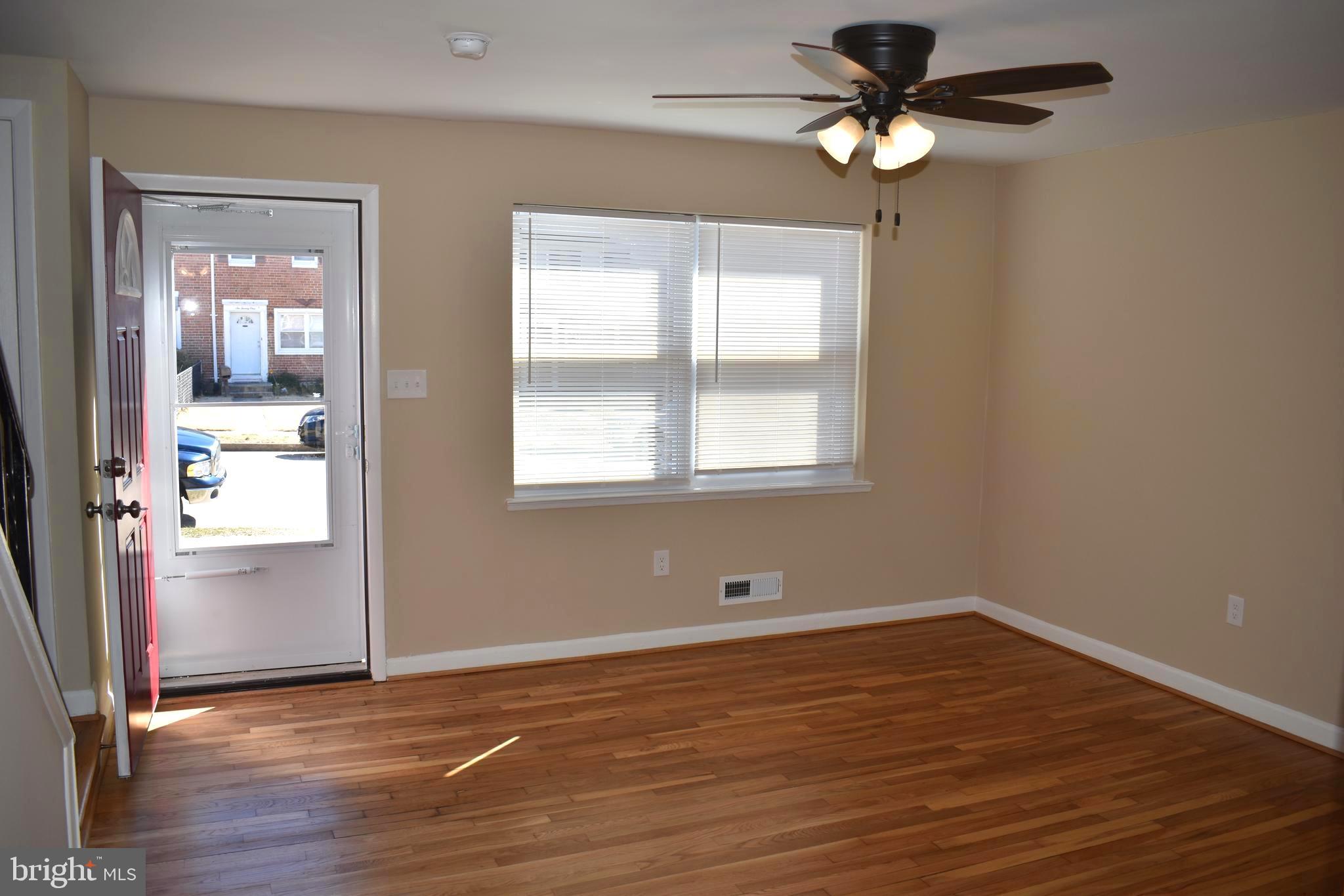 622 Markham Road Baltimore, MD 21229 - Photo 8 of 34 Living Room/Main Entrance