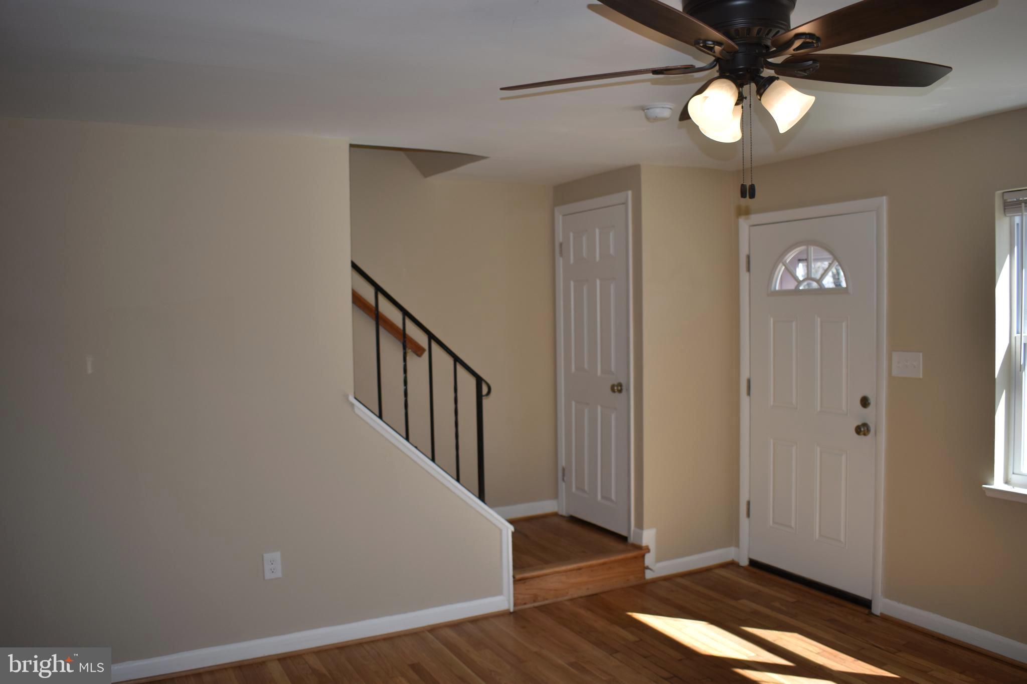 622 Markham Road Baltimore, MD 21229 - Photo 9 of 34 Living Room