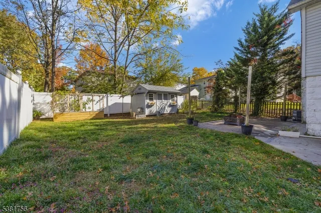 a view of a yard with a house