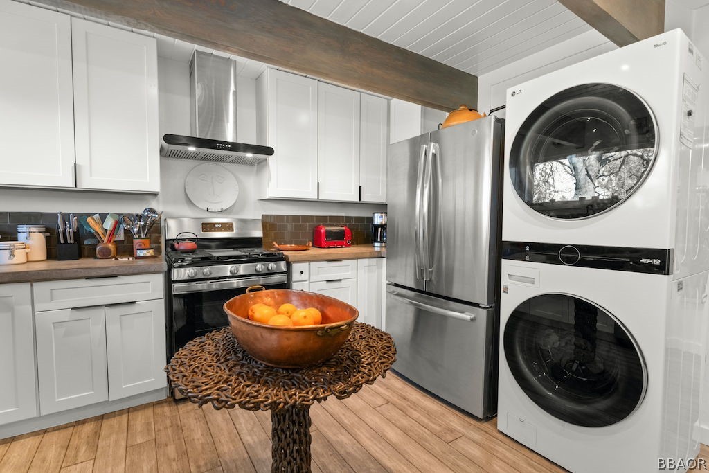 44408 Valley View Lane Sugarloaf, CA 92386 - Photo 11 of 31 a kitchen with a refrigerator a stove and a sink