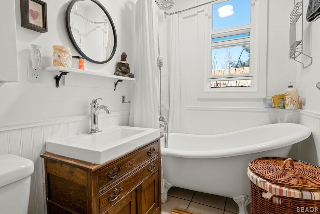 44408 Valley View Lane Sugarloaf, CA 92386 - Photo 14 of 31 a bathroom with a sink a toilet and a bathtub