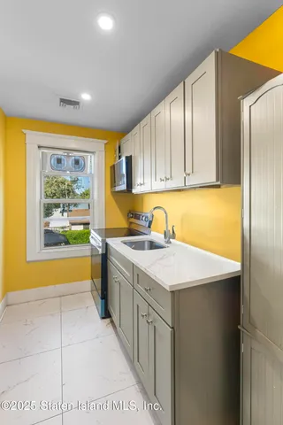 $950,000 | 7247 Amboy Road | Tottenville