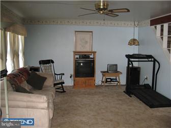 43 Rose Apple Road Levittown, PA 19056 - Photo 4 of 12 Living Room