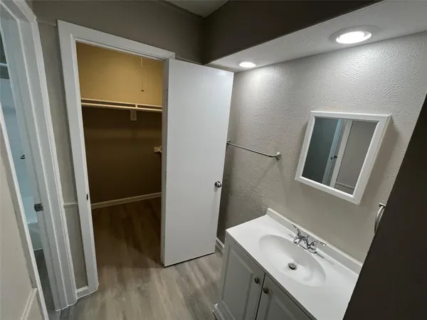 $2,200 | 2050 Wellington Drive, Grand Prairie, TX 75051