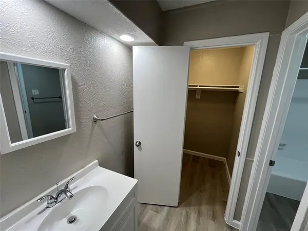 $2,200 | 2050 Wellington Drive, Grand Prairie, TX 75051