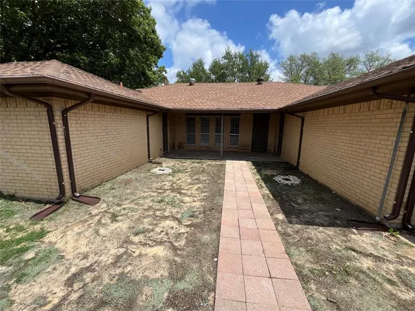 $2,200 | 2050 Wellington Drive, Grand Prairie, TX 75051