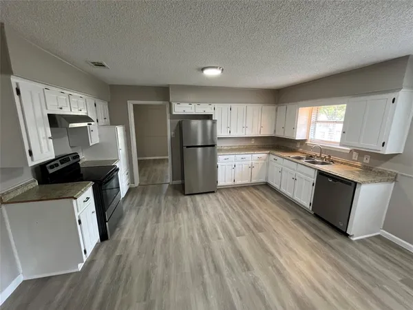 $2,200 | 2050 Wellington Drive, Grand Prairie, TX 75051