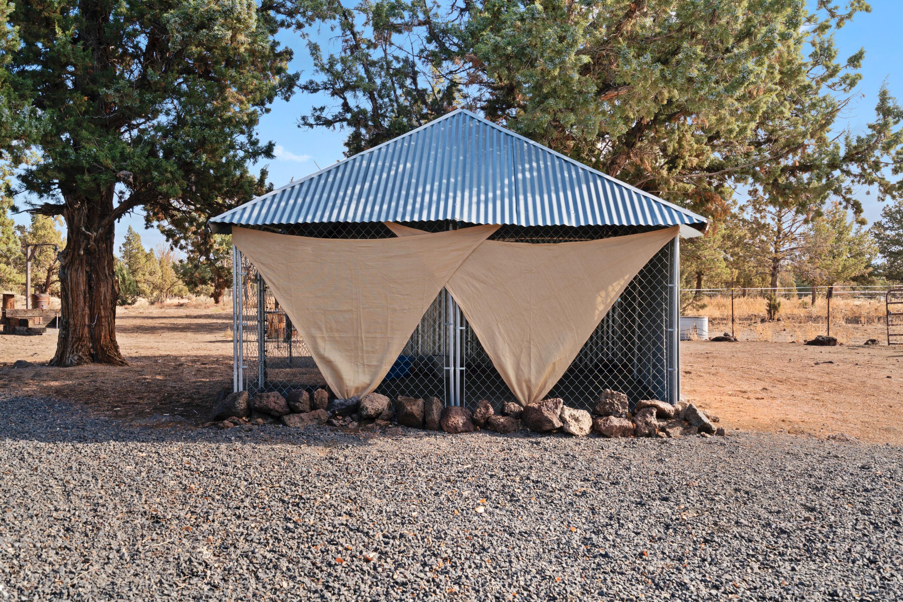 165 Southwest Bent Loop Powell Butte, OR 97753 - Photo 38 of 50 Kennel for dogs or chickens