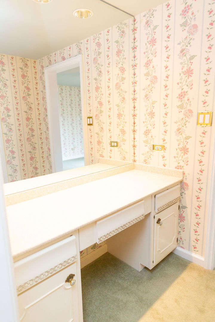 3427 Vollmer Road, Unit 209 Flossmoor, IL 60422 - Photo 29 of 45 a bathroom with a bathtub and a shower curtain