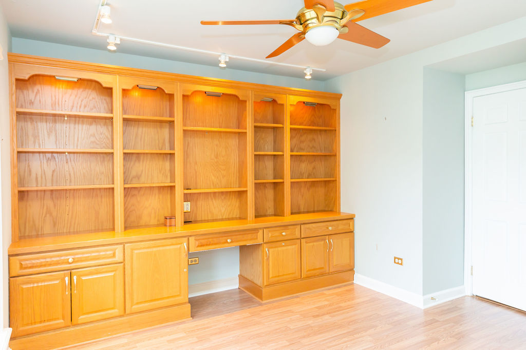 3427 Vollmer Road, Unit 209 Flossmoor, IL 60422 - Photo 35 of 45 a view of a bathroom with a sink