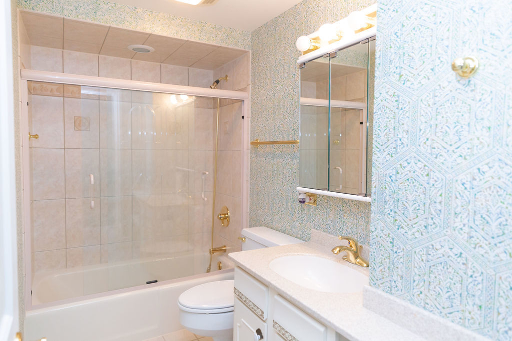 3427 Vollmer Road, Unit 209 Flossmoor, IL 60422 - Photo 36 of 45 a bathroom with a sink and a mirror