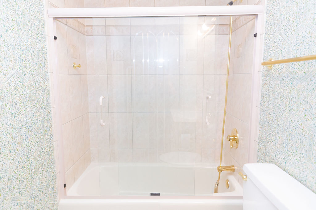 3427 Vollmer Road, Unit 209 Flossmoor, IL 60422 - Photo 38 of 45 a bathroom with a shower and a bath tub