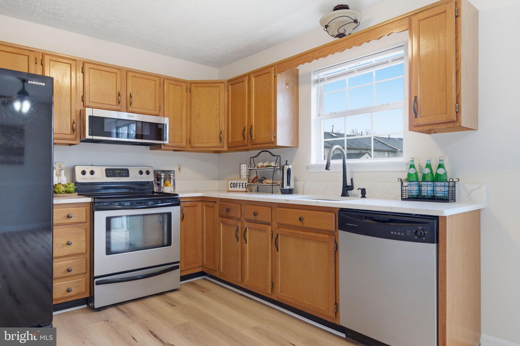 213 Georgetowne Court Stephens City, VA 22655 - Photo 7 of 44 Quartz counters, Stainless Steel appliances