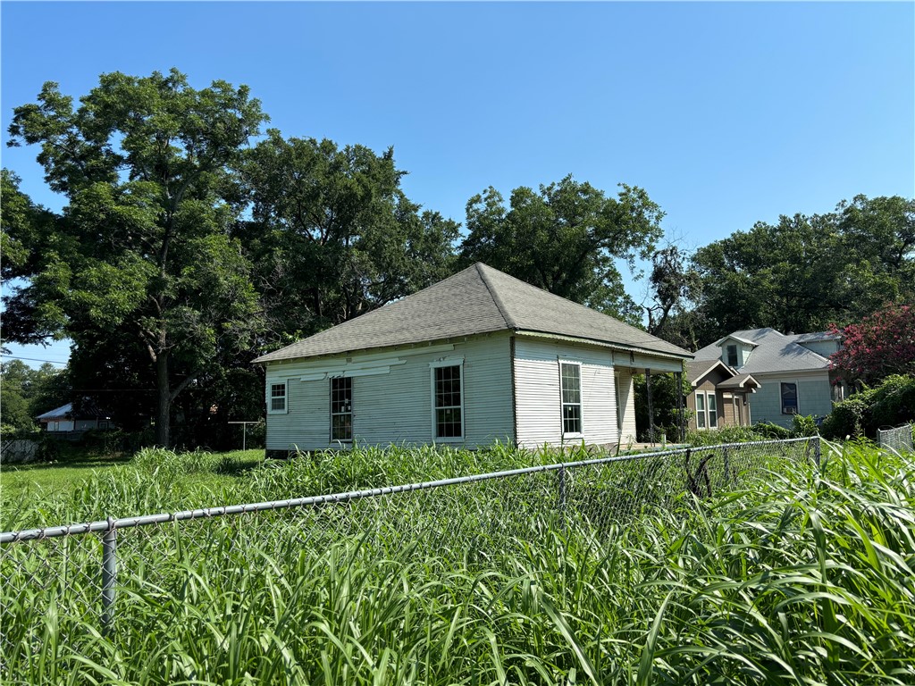 1002 East Calhoun Avenue Waco, TX 76704 - Photo 2 of 11