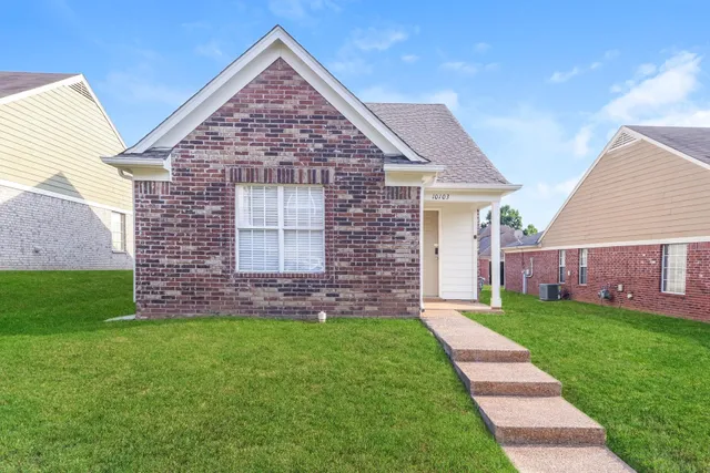 a view of a house with a yard