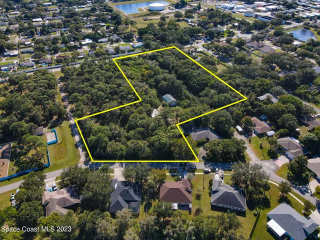 a view of a tennis court