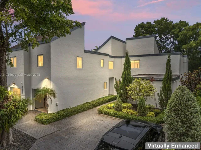 a view of a back yard