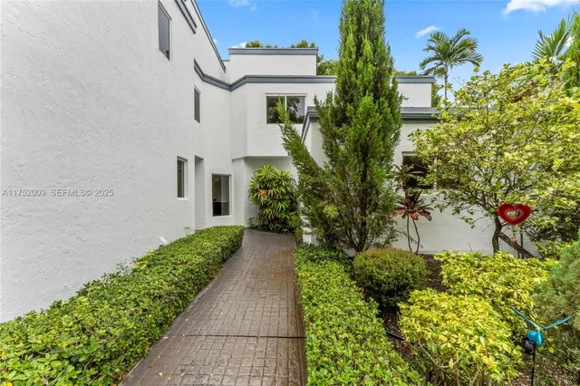 $1,999,999 | 20205 West Oak Haven Circle, Miami, FL 33179