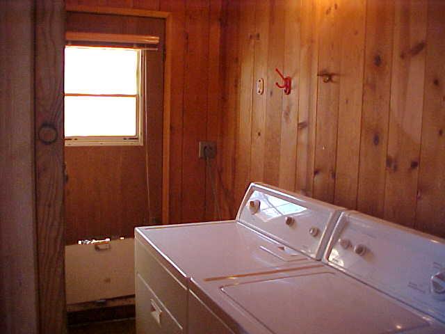 17972 Oasis Road Redding, CA 96003 - Photo 5 of 6 a bathroom with a sink