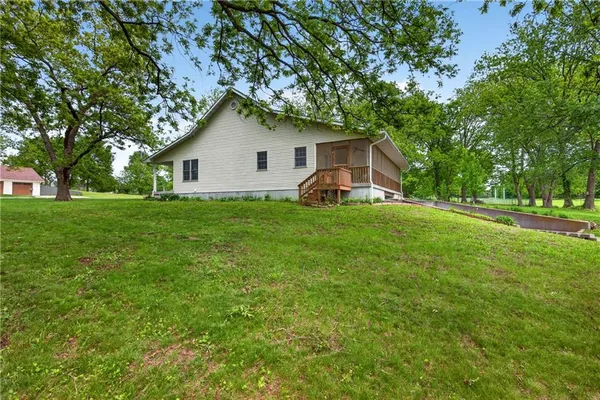 $398,500 | 13830 East Musket Road, Nevada, MO 64772