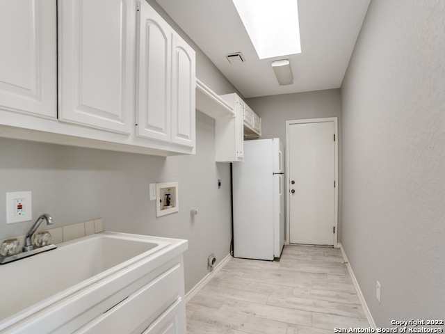 2580 Goat Hill Road Lakehills, TX 78063 - Photo 24 of 34 a bathroom with a tub a sink and a window