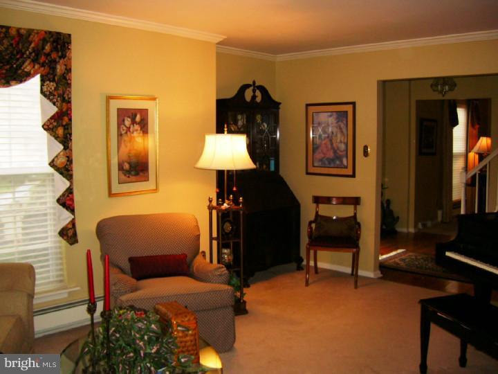 608 Foster Drive Springfield, PA 19064 - Photo 11 of 25 Living Room