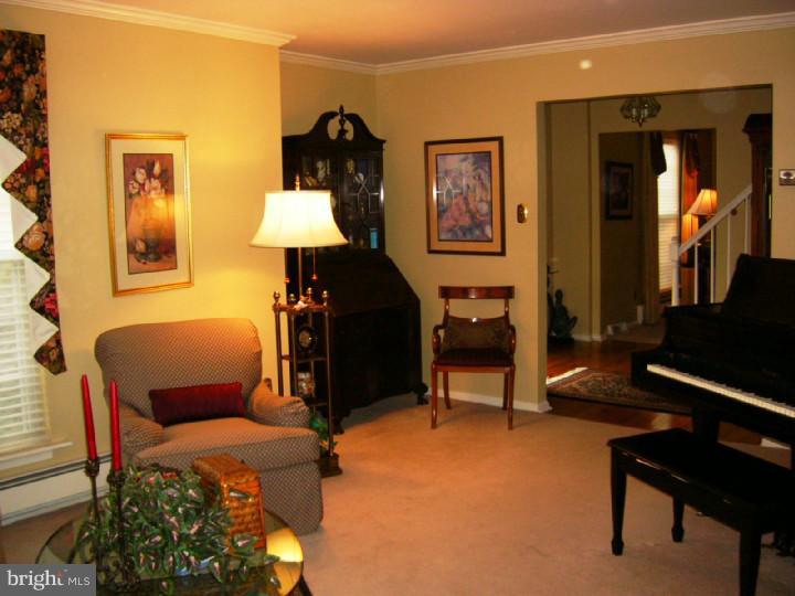 608 Foster Drive Springfield, PA 19064 - Photo 13 of 25 Living Room