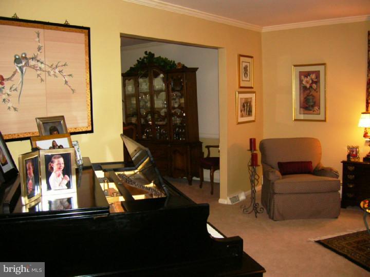 608 Foster Drive Springfield, PA 19064 - Photo 14 of 25 Living Room