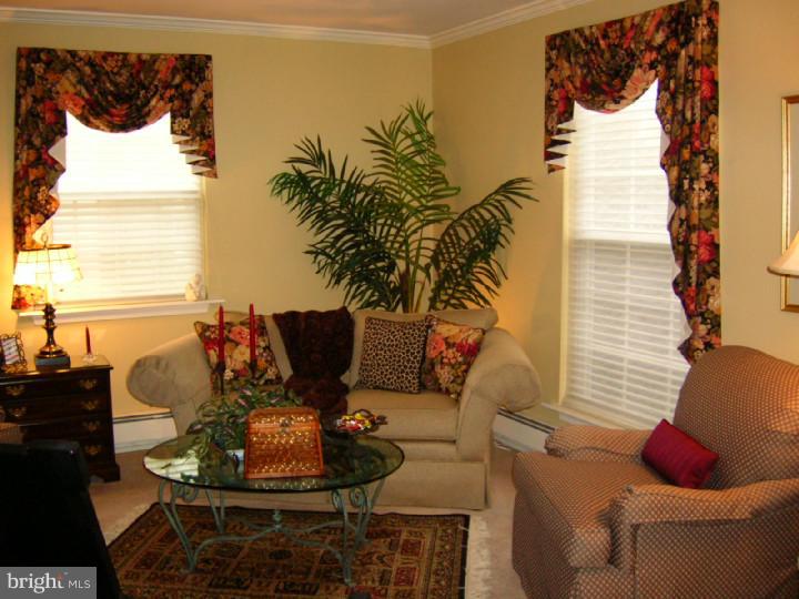 608 Foster Drive Springfield, PA 19064 - Photo 15 of 25 Living Room
