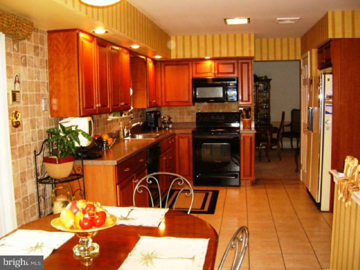 608 Foster Drive Springfield, PA 19064 - Photo 19 of 25 Kitchen