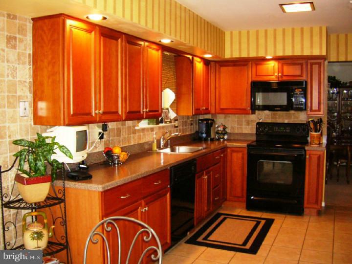 608 Foster Drive Springfield, PA 19064 - Photo 20 of 25 Kitchen