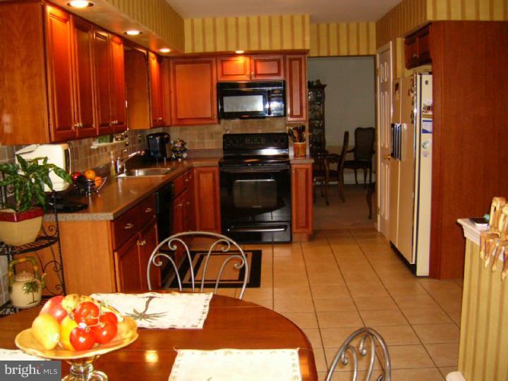 608 Foster Drive Springfield, PA 19064 - Photo 21 of 25 Kitchen
