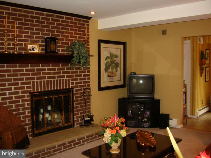608 Foster Drive Springfield, PA 19064 - Photo 6 of 25 Family Room