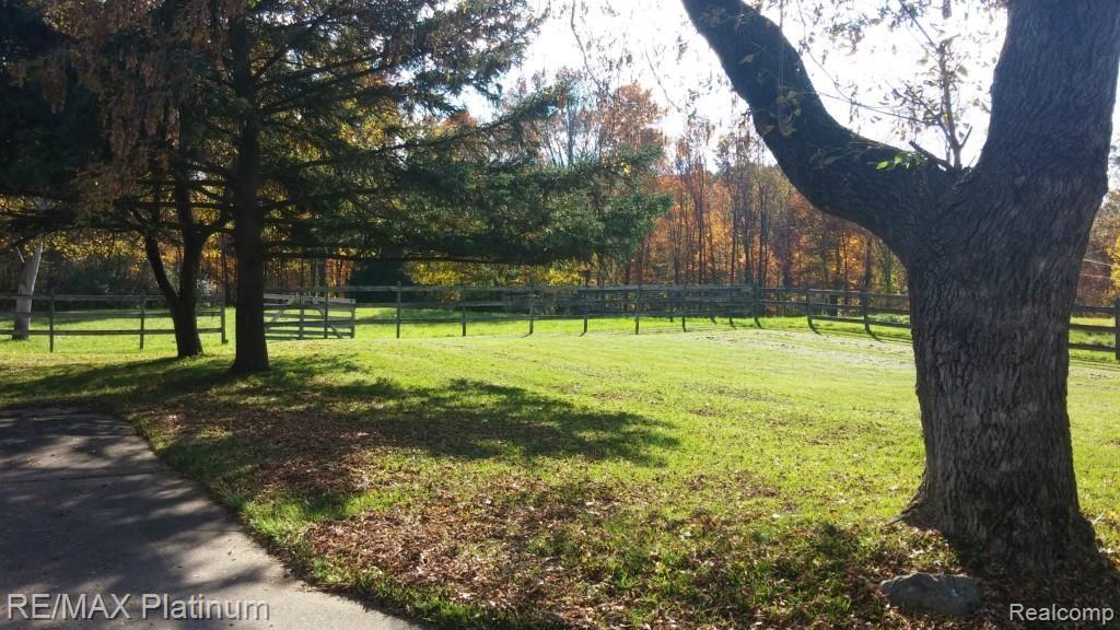 696 South Garner Road Milford, MI 48380 - Photo 8 of 15 1022141533b.jpg