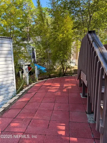 a view of a backyard with pathway