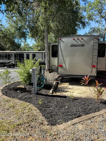 a view of a backyard