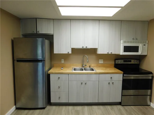 a view of a livingroom with a ceiling fan window and hardwood floor