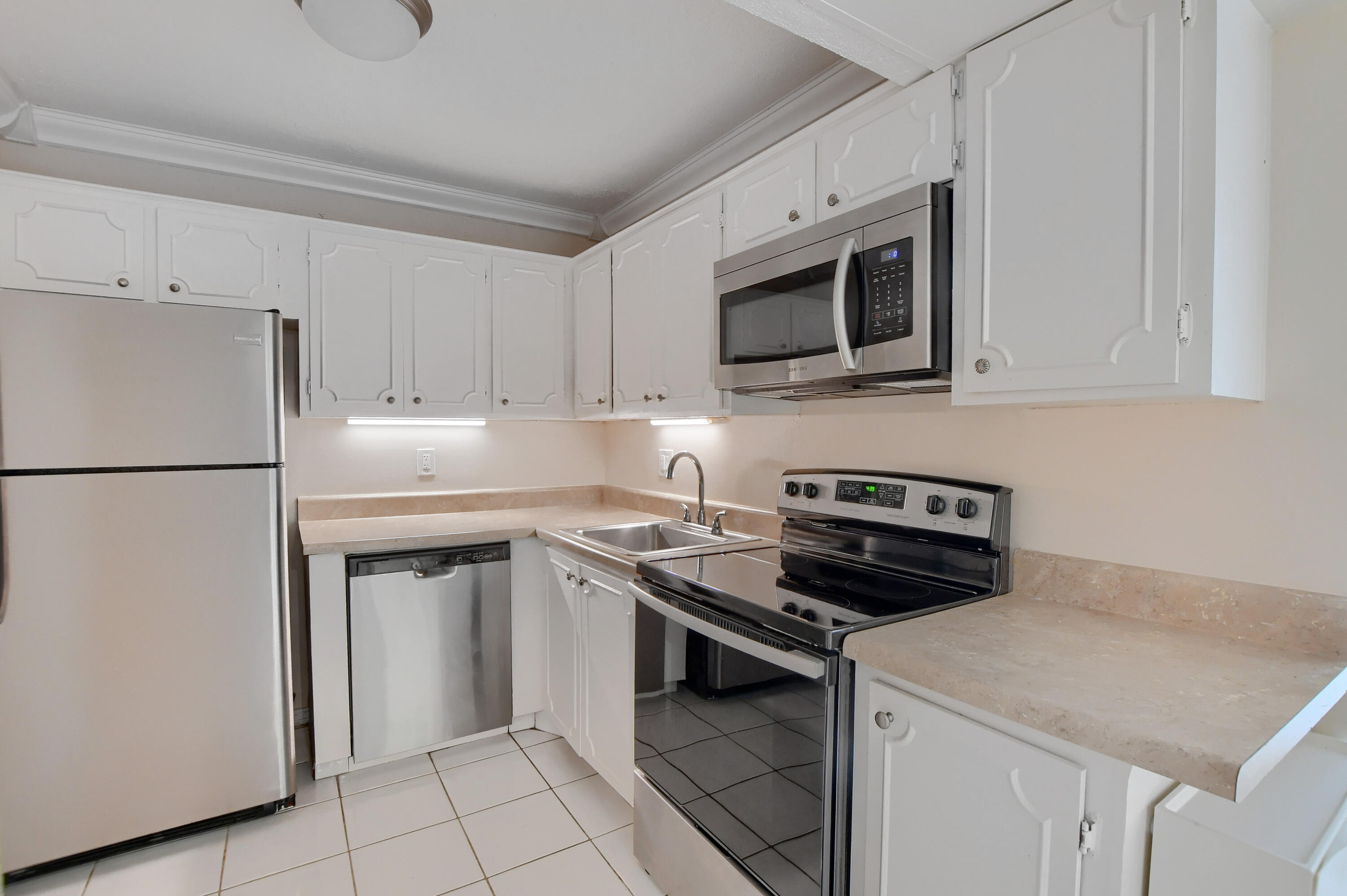 450 Northwest 20th Street, Unit 106 Boca Raton, FL 33431 - Photo 5 of 24 28_ebf_2180-hdr(5)