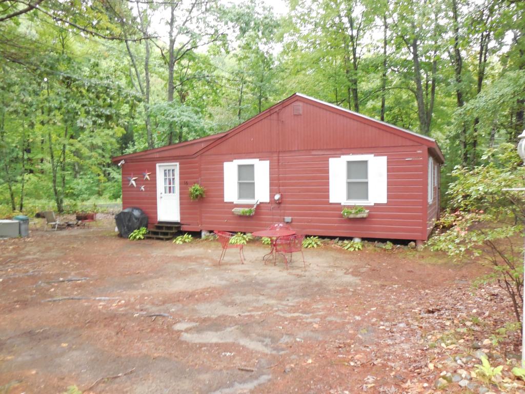 16 Collettes Grove Road Derry, NH 03038 - Photo 2 of 11