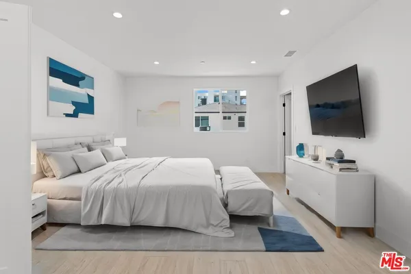 $6,900 | 15224 West Holyland Drive, Van Nuys, CA 91411