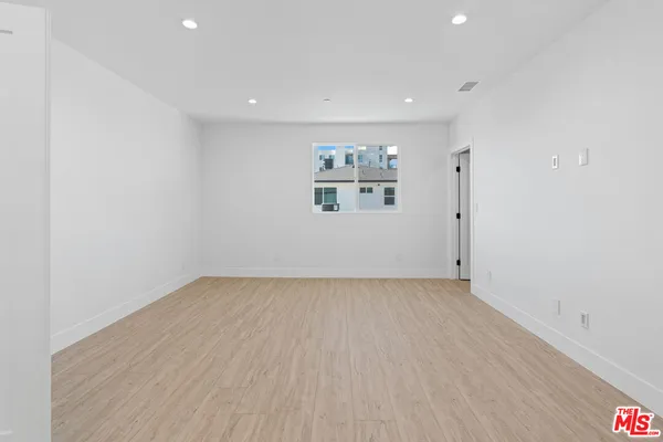 $6,900 | 15224 West Holyland Drive, Van Nuys, CA 91411