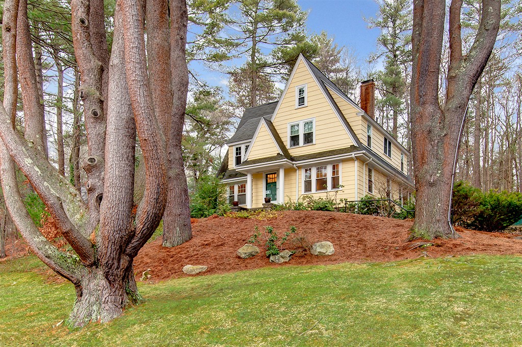 a view of a house with a yard