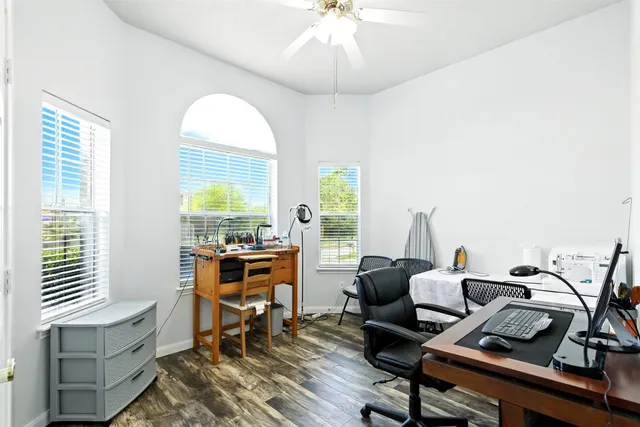 a view of a house with backyard