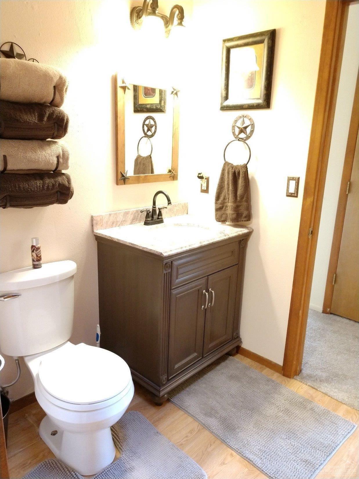 6093 Ditch Rider Road Redmond, OR 97756 - Photo 19 of 24 The guest bath is beautifully appointed