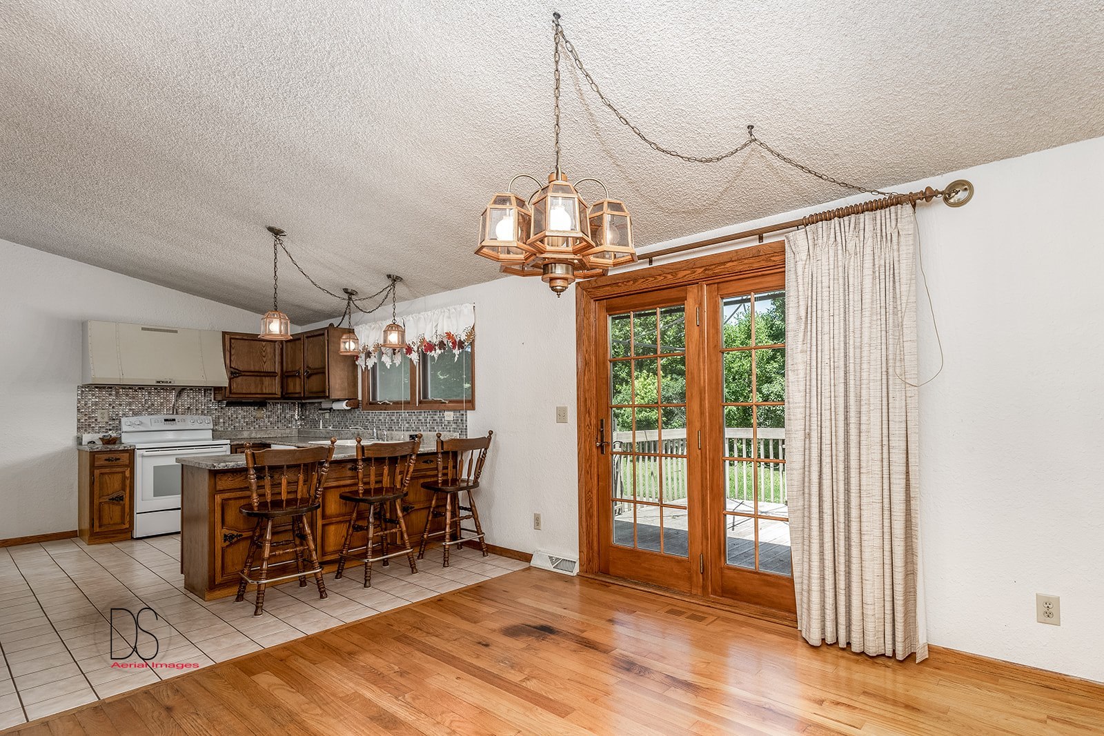 3611 East 1950th Road Ottawa, IL 61350 - Photo 8 of 30 a view of a dining room with furniture wooden floor and chandelier